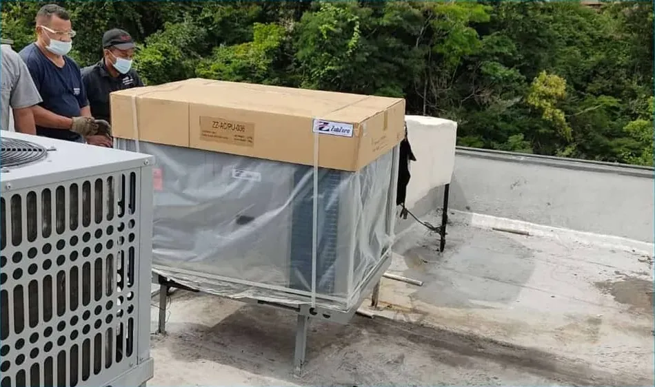 Suministro de un equipo de aire acondicionado industrial en una azotea de Caracas