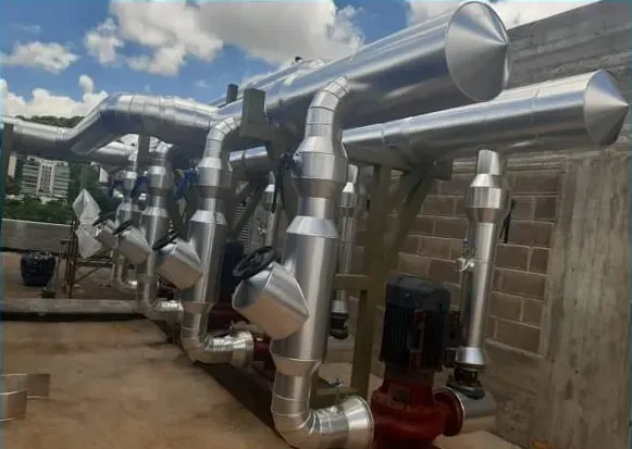 Tuberías de agua helada con aislamiento térmico y chaqueta de aluminio