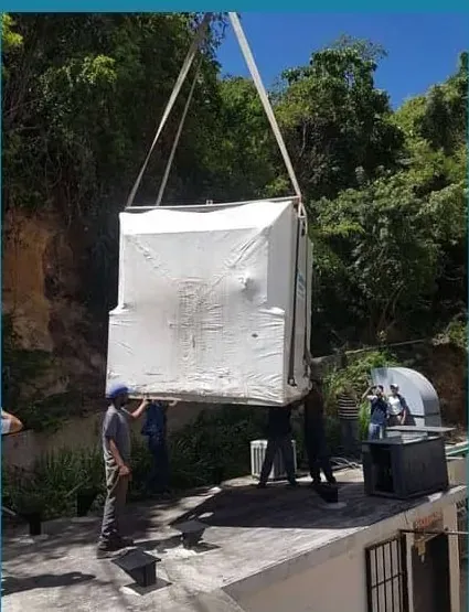 Chiller izado con grúa durante su instalación