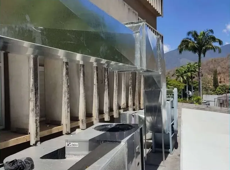 Ductería de aire acondicionado fabricada e instalada en exteriores