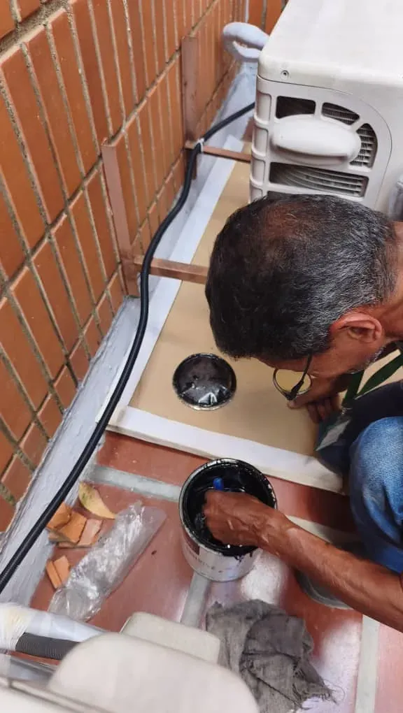 Técnico conectando las tuberías de interconexión de un aire acondicionado