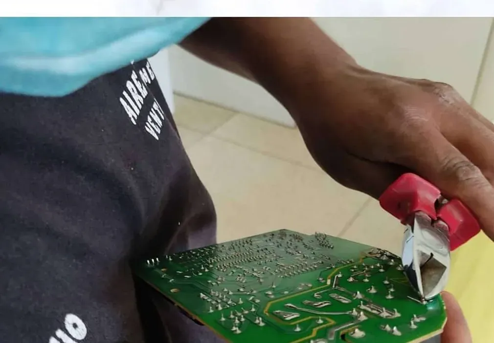 Reparación de la tarjeta electrónica de un aire acondicionado