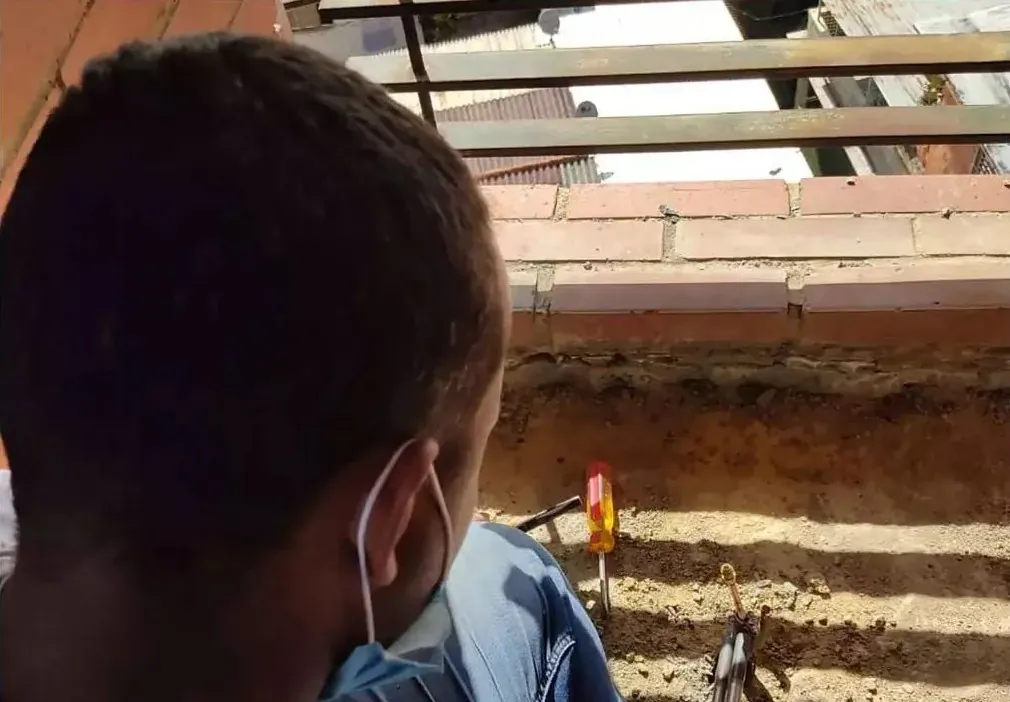Técnico soldando una tubería de refrigeración