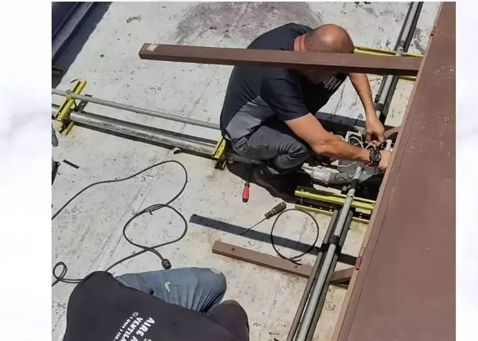 Trabajo de tuberías de refrigeración en una azotea